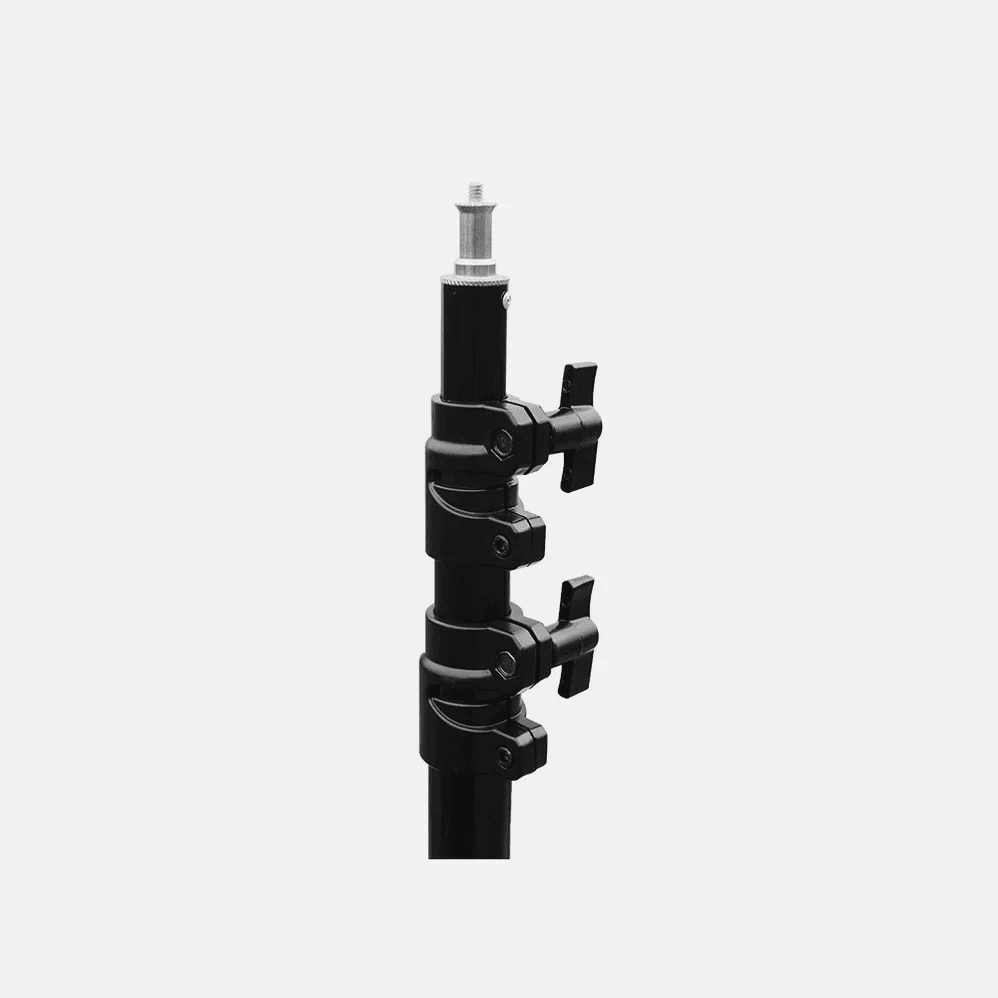 Soporte ajustable para luces de estudio y fotografía.