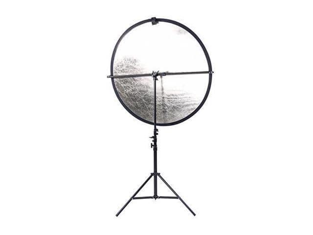 Reflector de fotografía con soporte y superficie reflectante.
