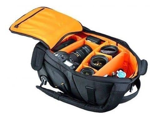 Mochila negra con compartimentos para cámaras y accesorios de fotografía.