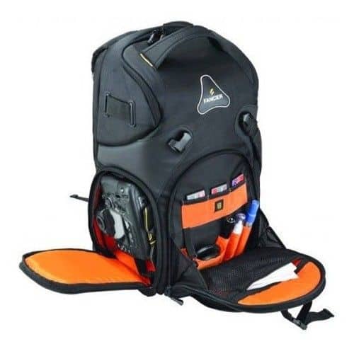 Mochila de fotografía negra con compartimentos y accesorios.