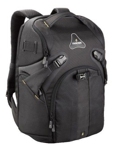 Mochila negra para fotografía con compartimentos y bolsillos.
