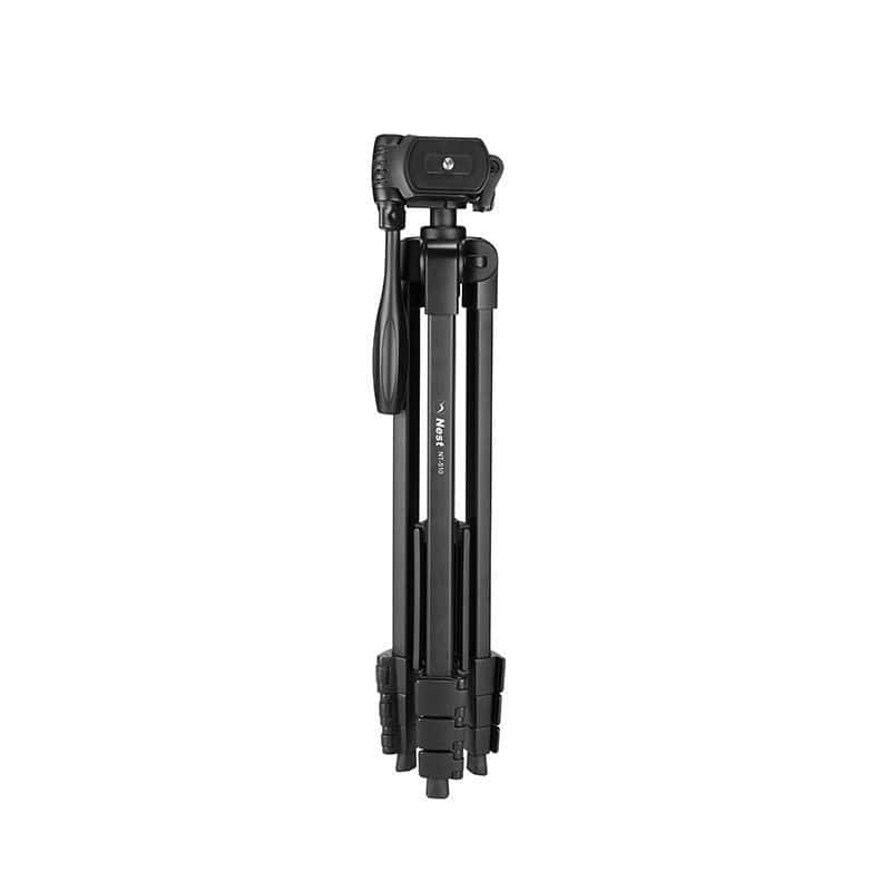Trípode negro para cámaras fotográficas y accesorios de fotografía.