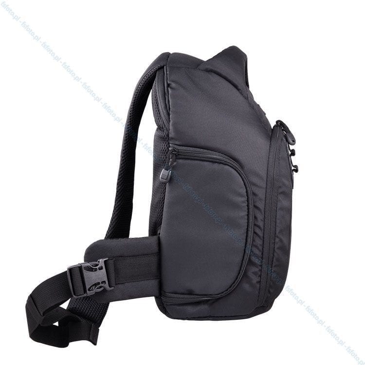 Mochila negra para cámaras y accesorios de fotografía.