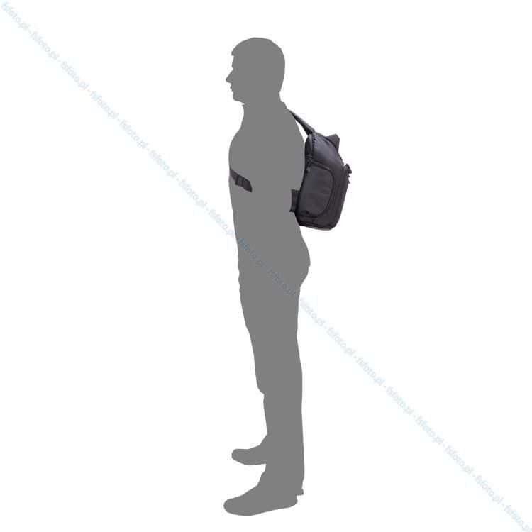 Mochila negra para fotografía y accesorios en perfil lateral.