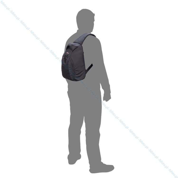 Mochila negra para fotografía y accesorios, ideal para viajes y eventos.