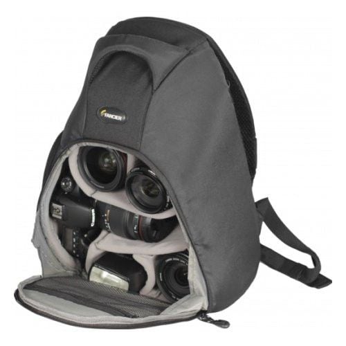 Mochila negra para cámaras con compartimentos para lentes y accesorios.