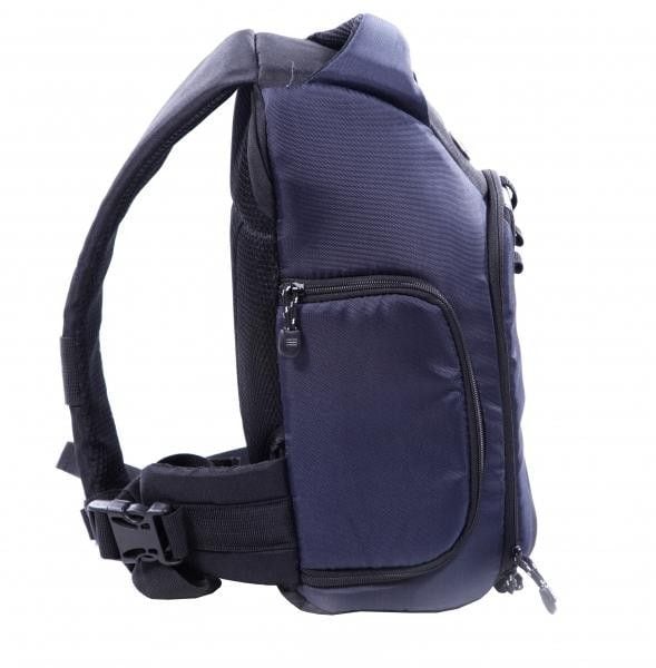 Mochila negra para fotografía con múltiples compartimentos y correas ajustables.