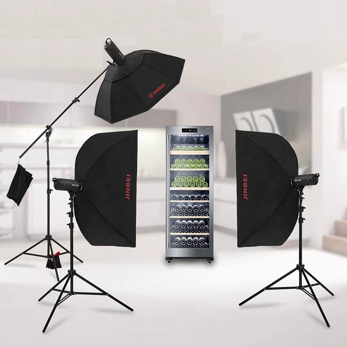 Equipo de estudio fotográfico con luces, fondos y accesorios en interior moderno.