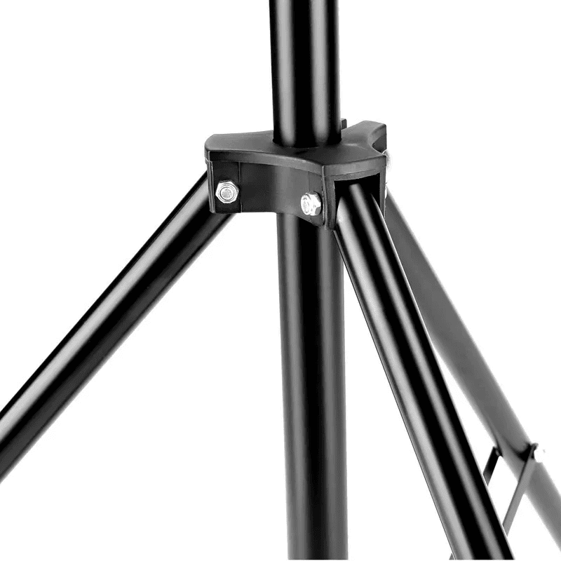 Trípode negro para cámaras y accesorios fotográficos.