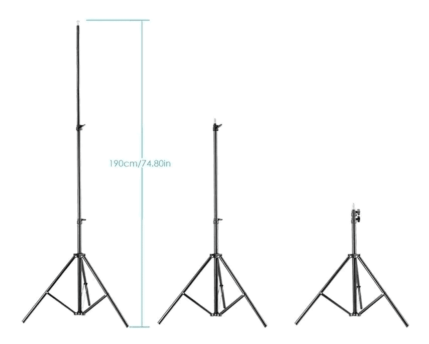 Tres soportes de iluminación de estudio con altura ajustable.