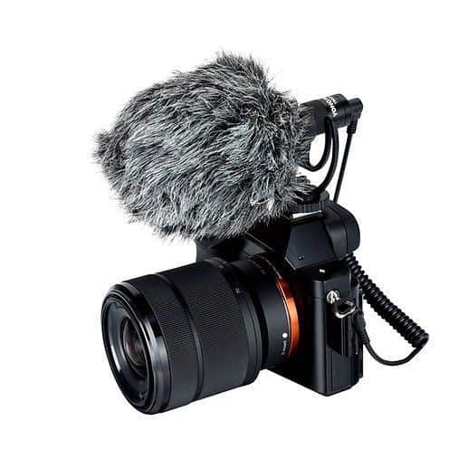 Cámara con micrófono de escopeta para grabación de video profesional.