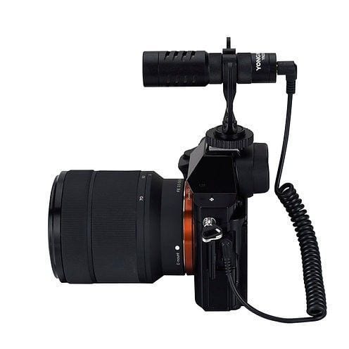 Cámara profesional con micrófono y accesorios para fotografía y video.