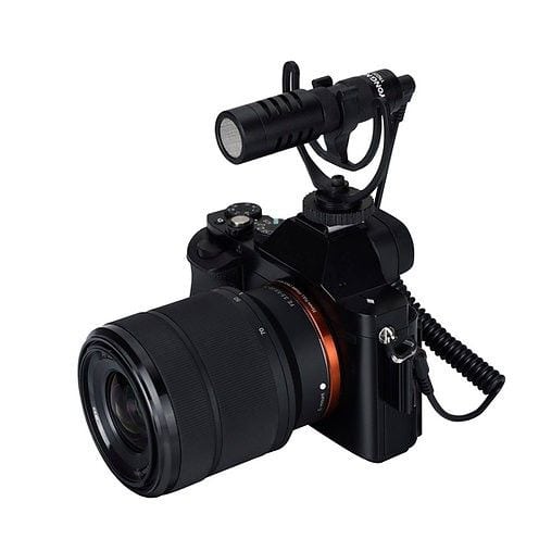 Cámara digital con micrófono y lente de alta calidad para fotografía profesional.