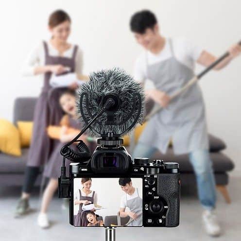 Equipo de grabación profesional para fotografía en estudio familiar.