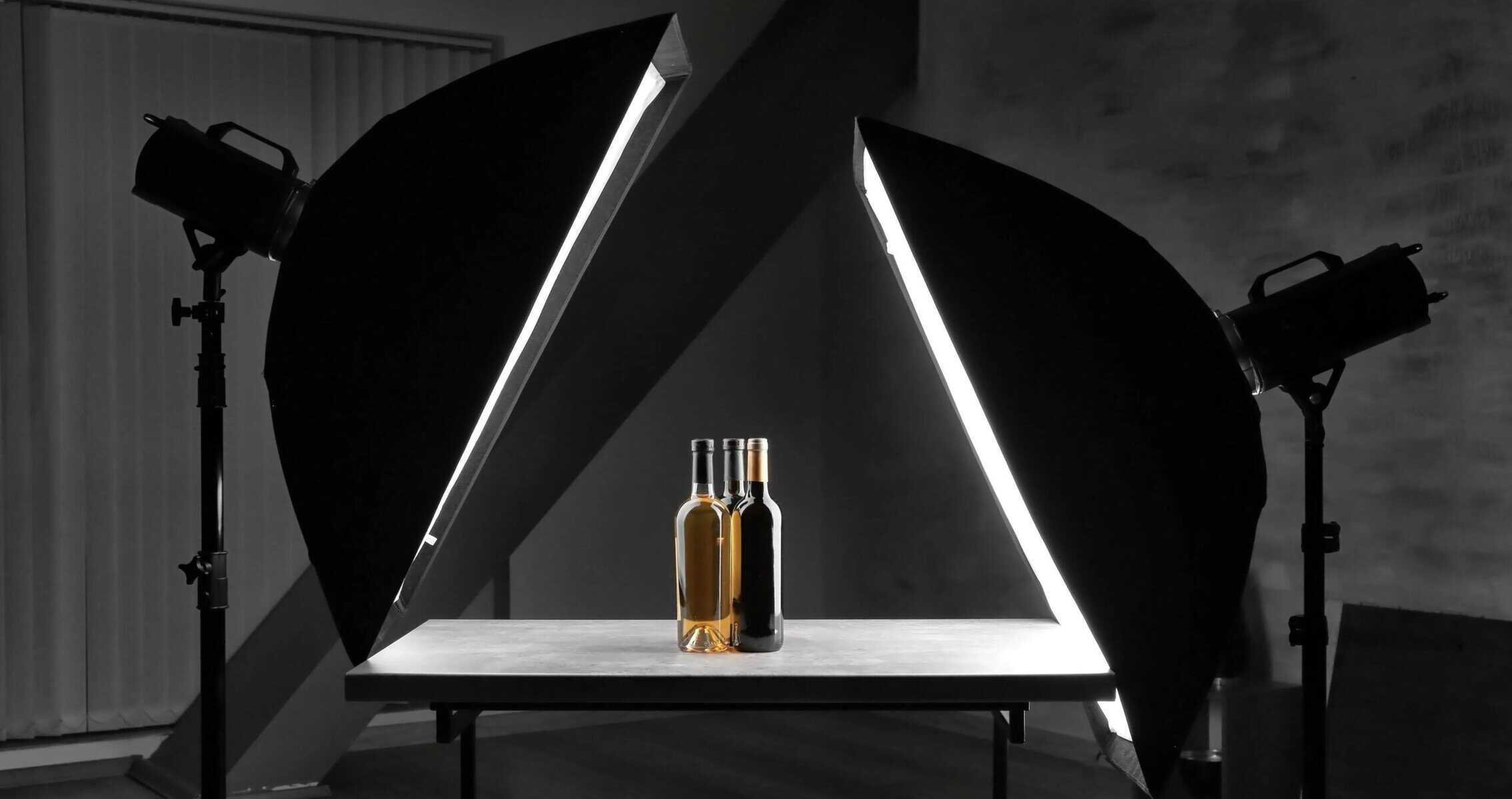 Iluminación de estudio con luces y accesorios para fotografía profesional.