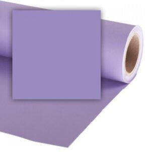 Rollo de papel sinfín violeta lila para fondo de estudio.