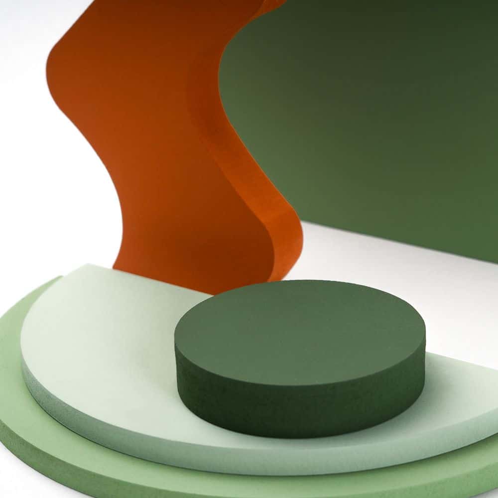 Conjunto de formas semi circulares onduladas en tonos verdes y terracota.