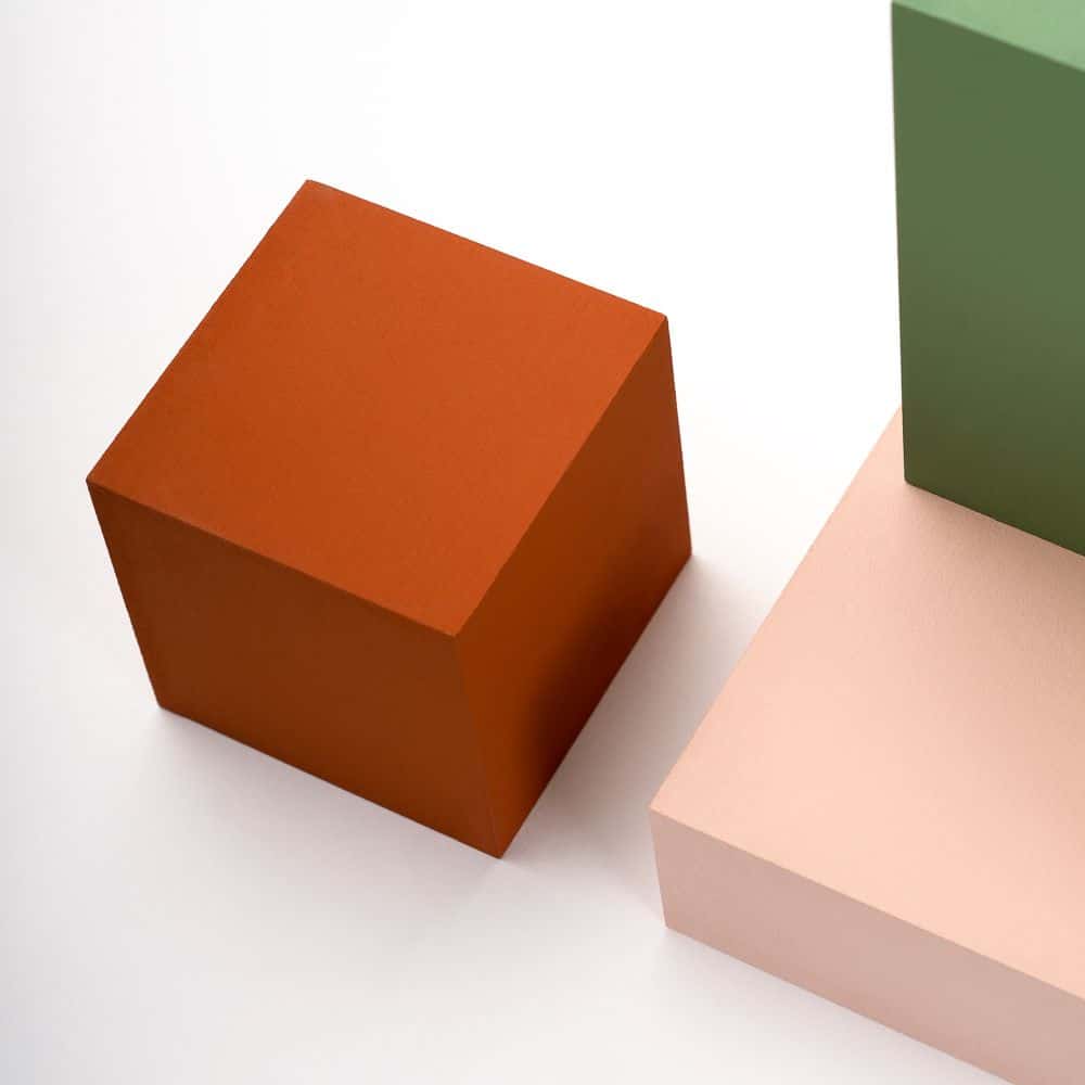 Cubos de colores pastel para actividades educativas y manualidades.