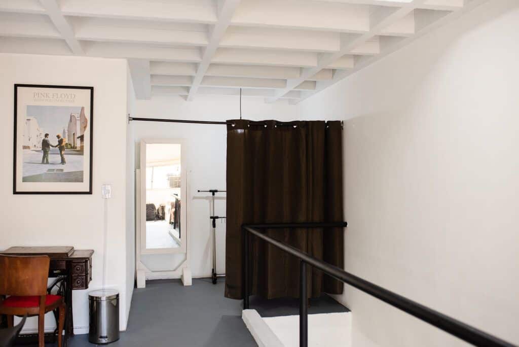 Espacio interior para fotografía y accesorios en estudio profesional.