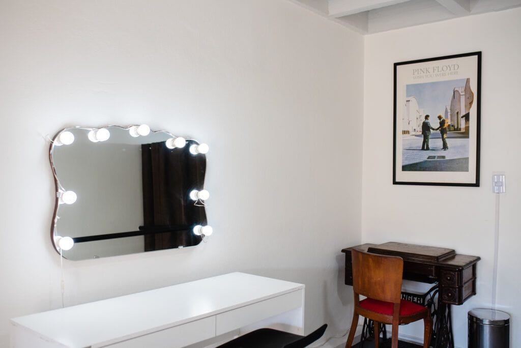Espejo con luces LED para maquillaje y belleza en habitación moderna.