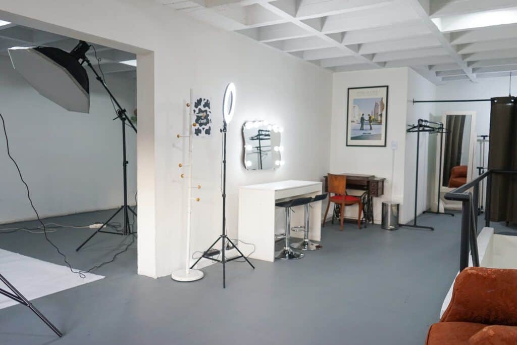 Espacio de estudio de fotografía con iluminación y fondo profesional.
