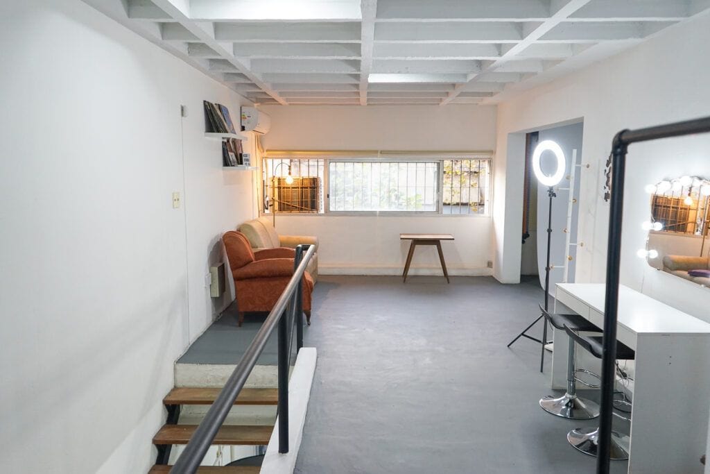 Espacio de estudio de fotografía con iluminación y fondo para sesiones.
