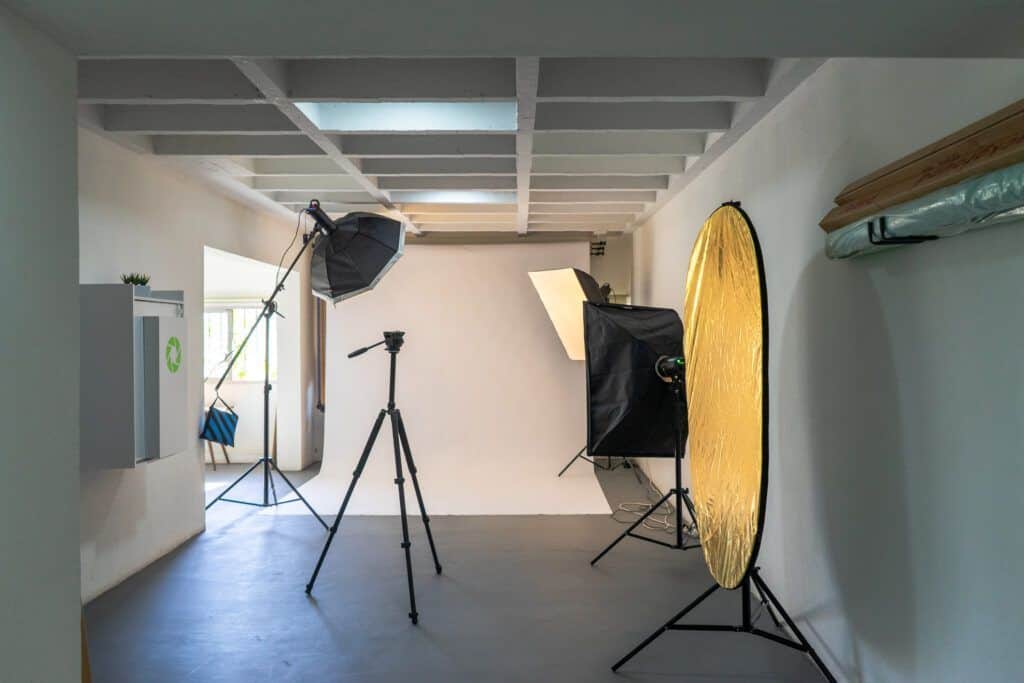 Espacio de estudio con equipo de fotografía y accesorios en Click Fotografía.