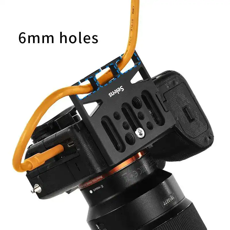 Soporte para accesorios de cámara con orificios de 6mm y cable naranja.