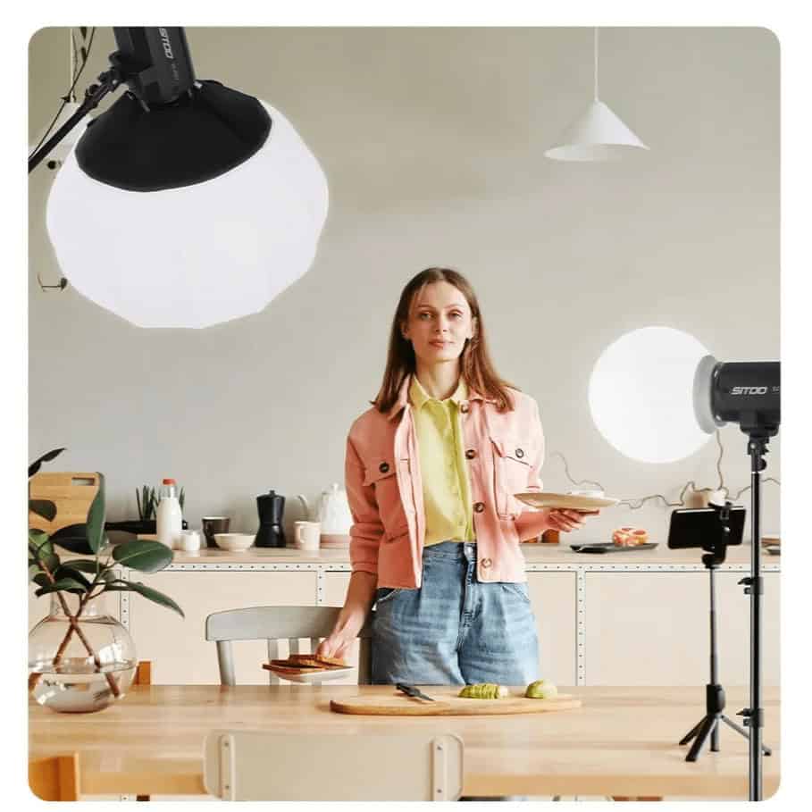 Configuración de iluminación con softbox y luz de rebote en estudio.