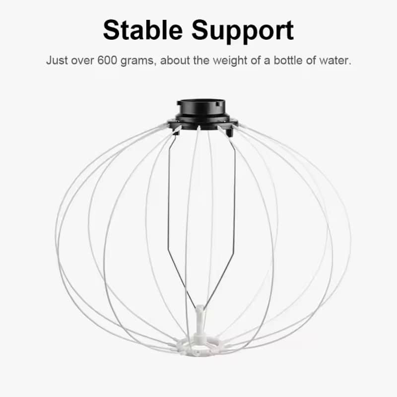 Soporte de luz para fotografía con estructura metálica y cables.