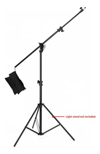 Soporte de iluminación ajustable con trípode y brazo extendido para estudio.