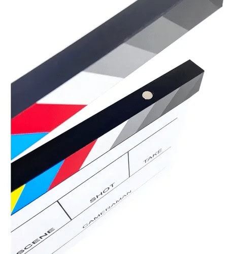 Claqueta de cine en acrílico blanco con detalles en colores.