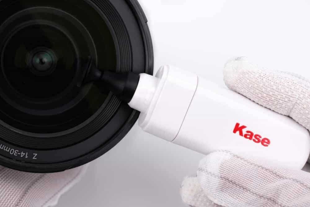 Limpieza de lentes con kit de Kase y paño de microfibra.