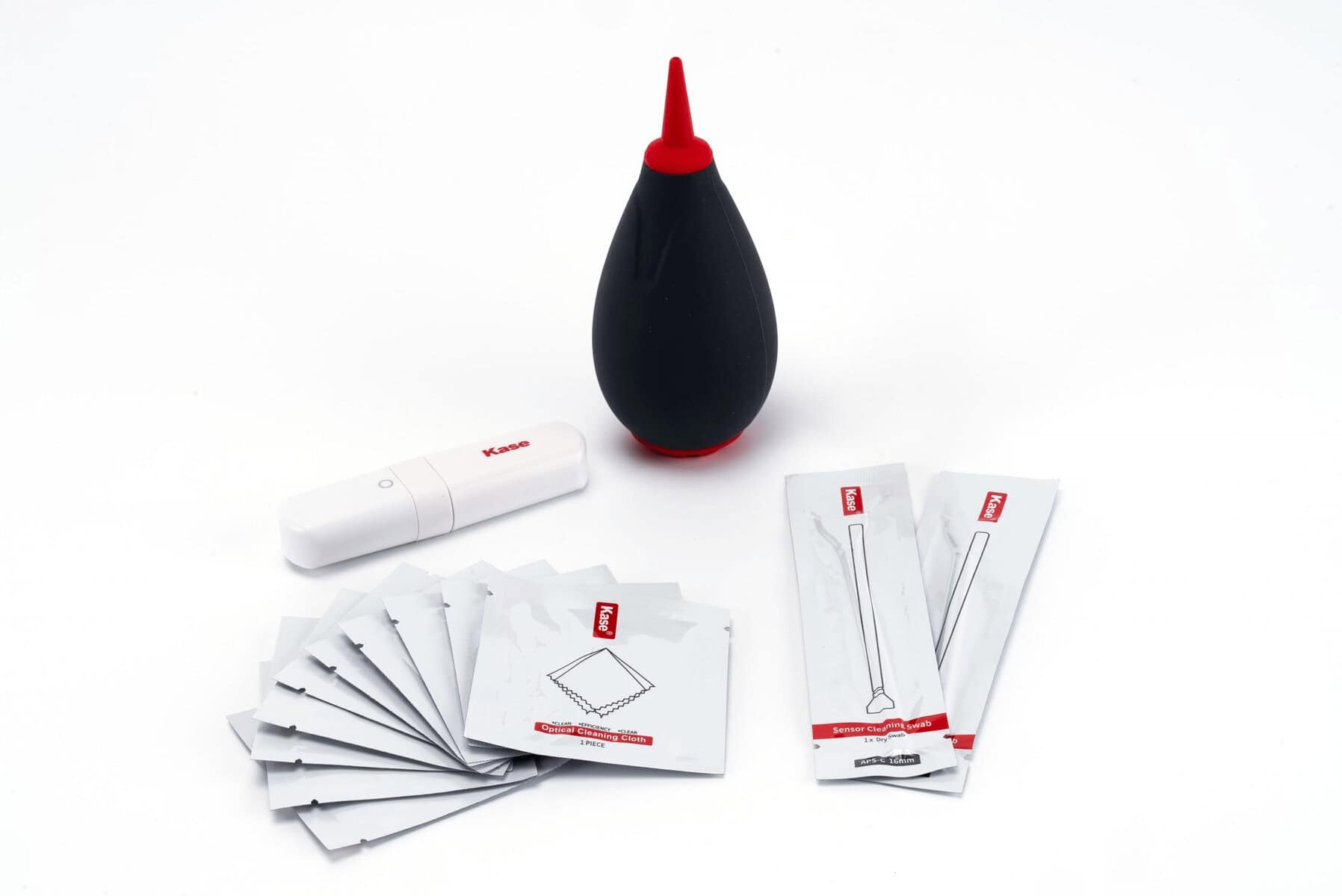 Kit de limpieza para lentes y cámaras con líquido y toallitas.