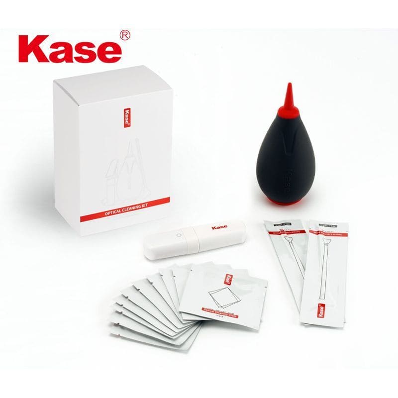 Kit de limpieza óptica Kase con líquido y accesorios para lentes.