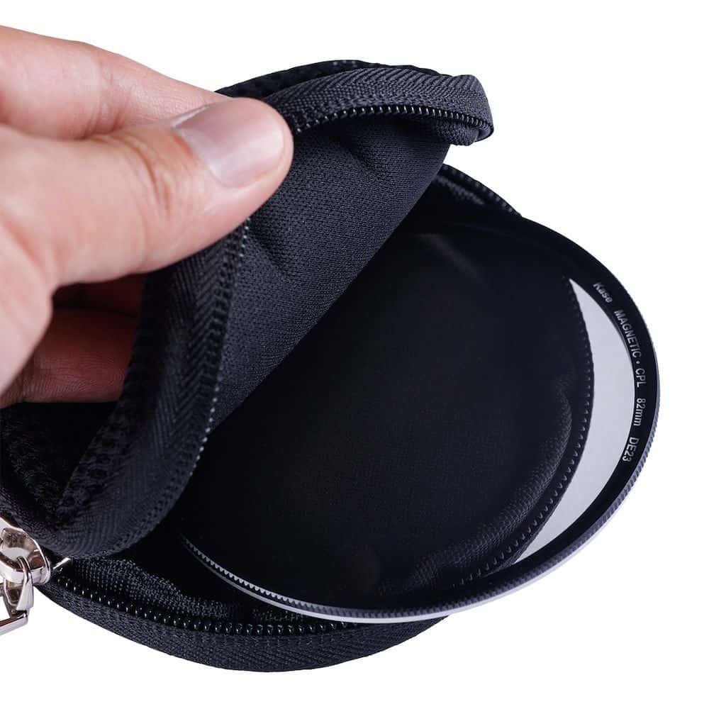 Funda protectora para filtro de cámara hasta 82mm en estuche negro.