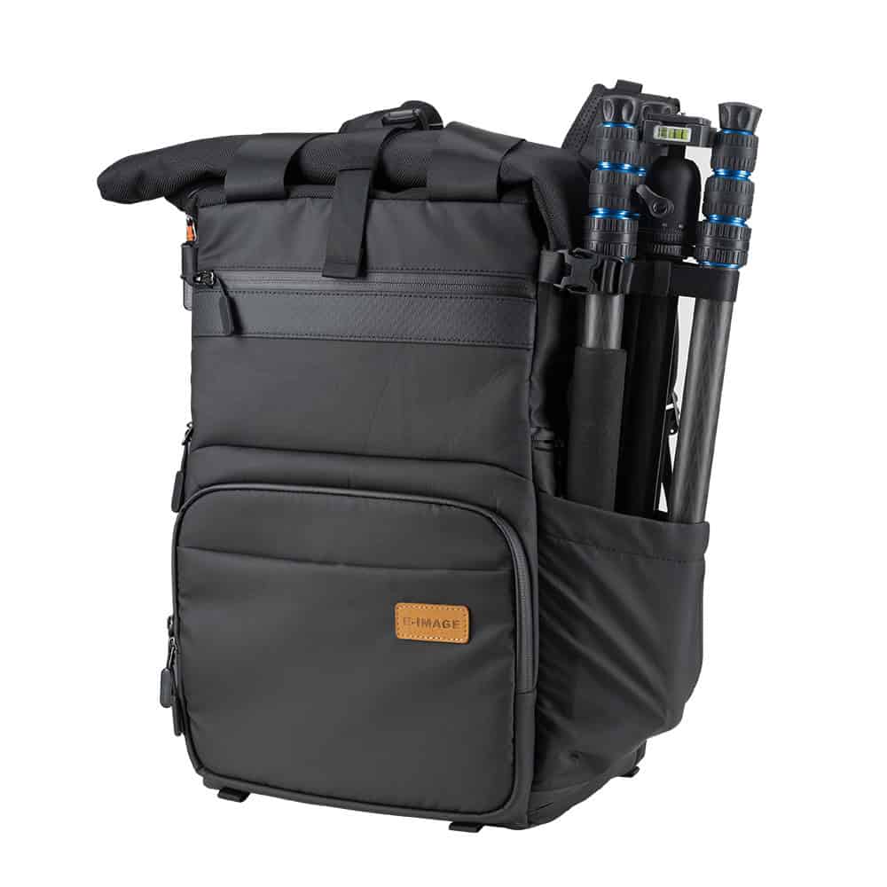Mochila de fotografía negra con trípodes y compartimentos.