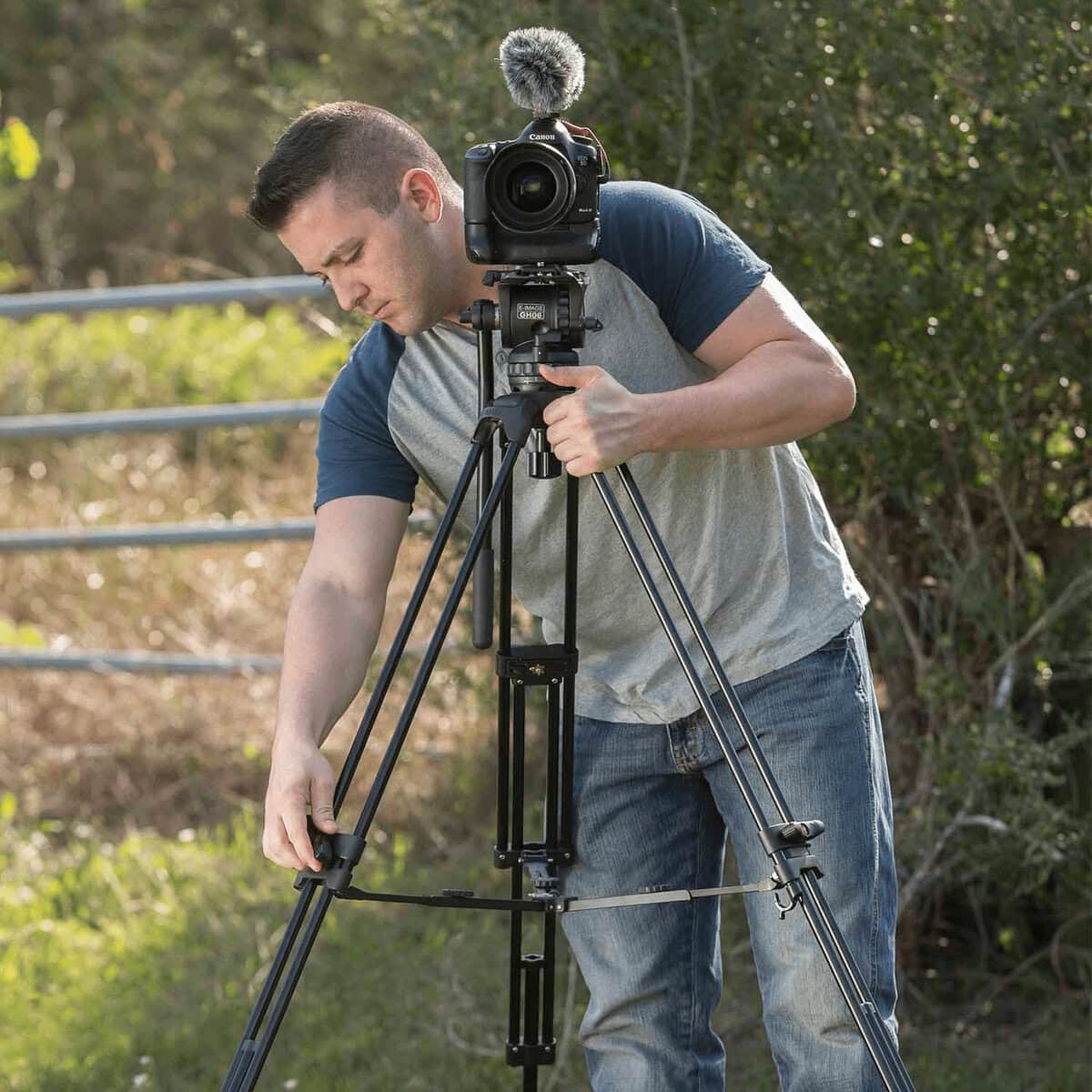 Fotógrafo usando trípode para grabar en exteriores.
