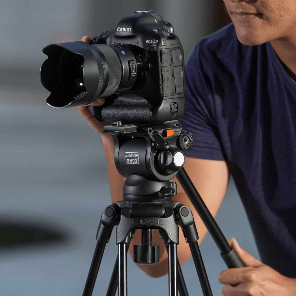 Trípode profesional E-image EG03A2 con cabezal fluido para fotografía y video.