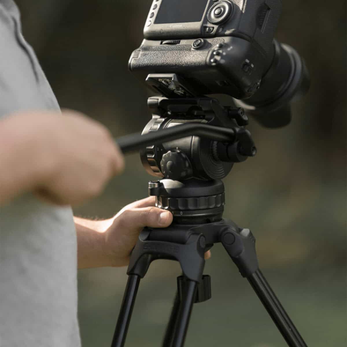 Tripode profesional E-image EG06A2 con cabezal fluido para fotografía y video.