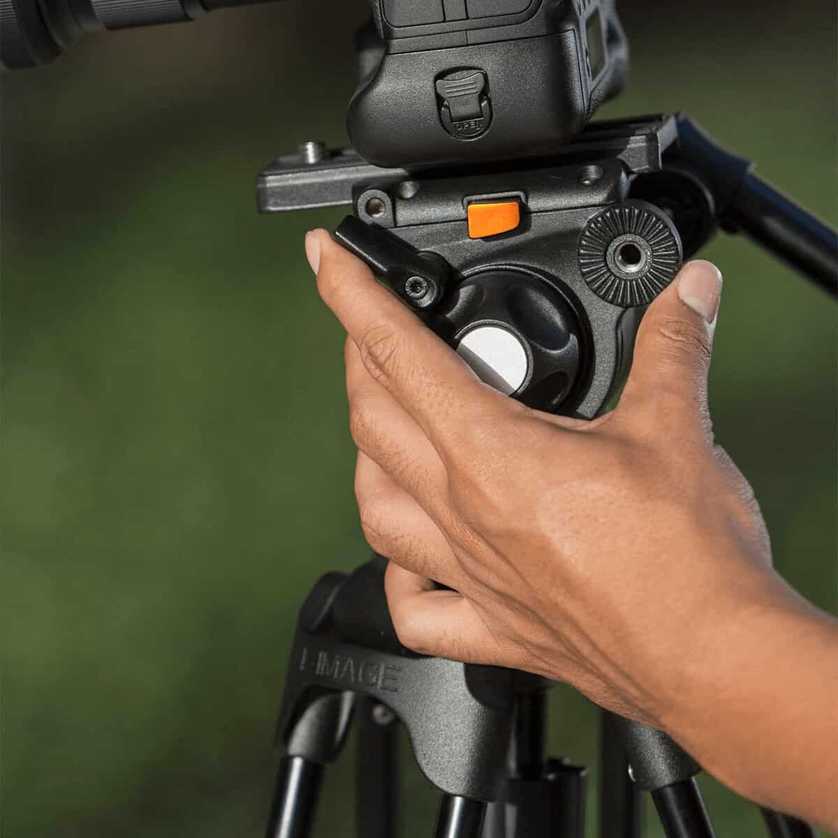 Cabezal fluido para trípode E-image EG03A2 en uso profesional.