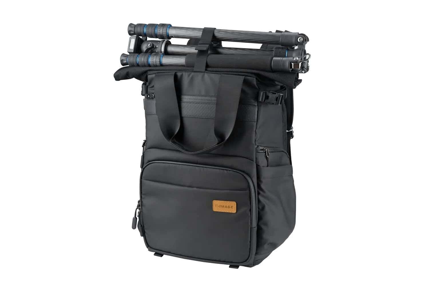 Mochila negra E-image Explore 20 con trípodes y accesorios para fotografía.