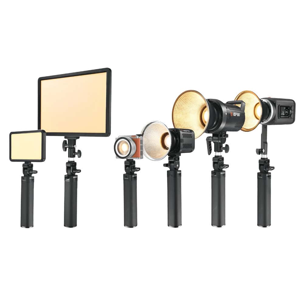 Equipo de iluminación profesional con luces y reflectores para fotografía.