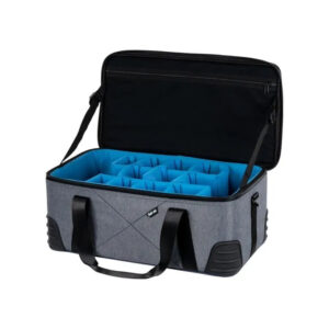 Estuche rígido para equipo fotográfico con compartimentos internos.