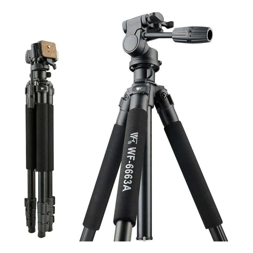 Trípode de cámara profesional con accesorios para fotografía y video.