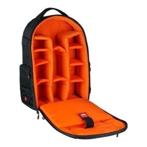 Mochila negra con compartimentos para accesorios fotográficos.