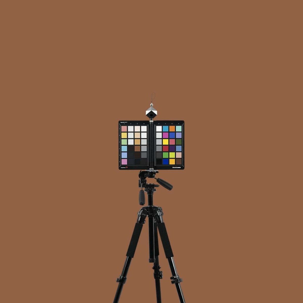Equipo de prueba de color en fondo marrón para fotografía profesional.